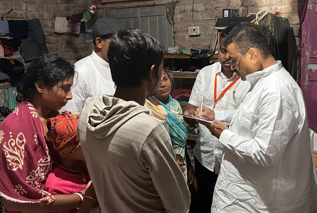 हावड़ा में मुख्यमंत्री ने बच्चे को कम मोबाइल इस्तेमाल व पढ़ाई पर जोर दिया
