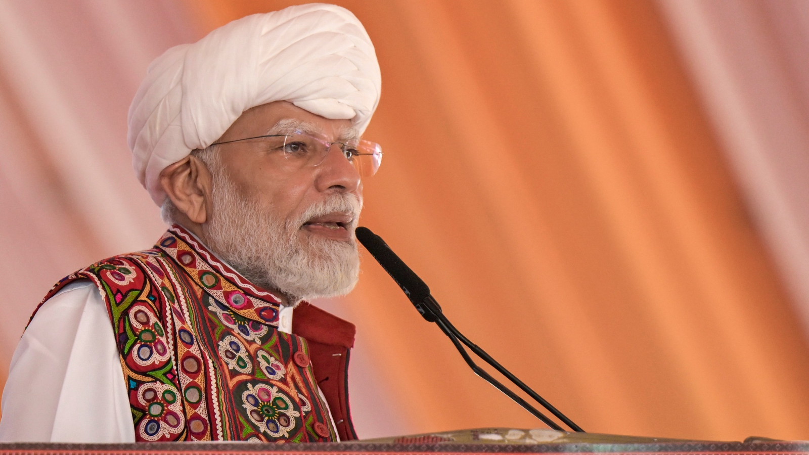 पीएम मोदी ने LPG और खाद की कीमतों पर विपक्ष पर साधा निशाना
