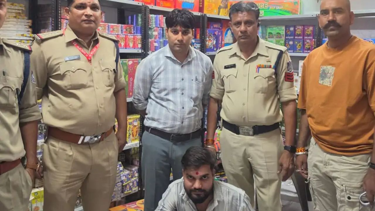 उज्जैन पुलिस ने दिवाली से पहले शास्त्री नगर से 10 लाख के पटाखे जब्त किए