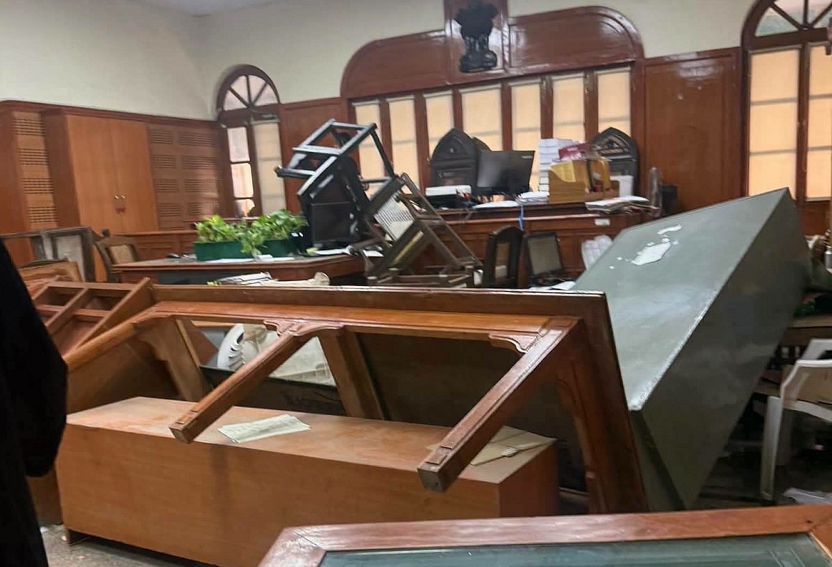 इलाहाबाद उच्च न्यायालय में वकीलों ने न्यायमूर्ति भनोट के कक्ष में प्रदर्शन कर की तोड़फोड़
