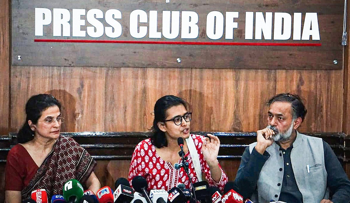 नेहा बोरा ने चुनाव आयोग से फॉर्म 6 में बदलाव पर सवाल पूछे
