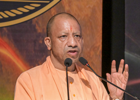 योगी आदित्यनाथ ने वंदे भारत स्लीपर ट्रेन और कौशल योजना का शुभारंभ किया