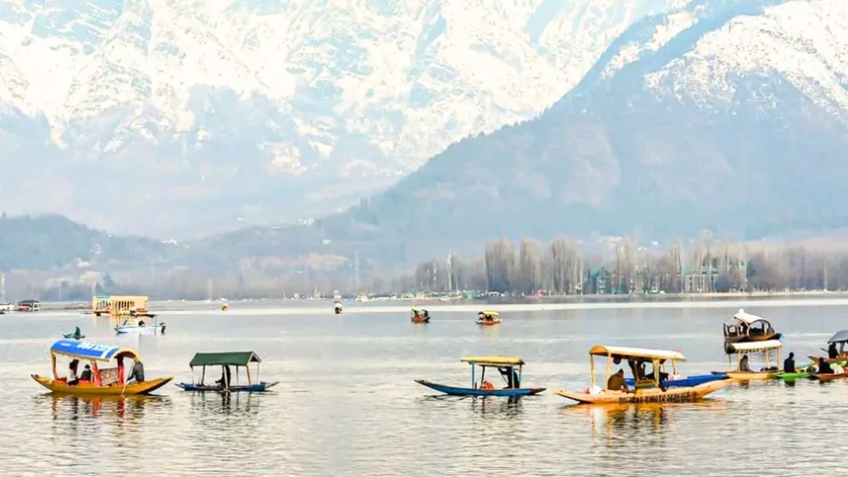 डल झील में पेट्रोल-डीजल मोटरबोट और जेट स्की पर रोक, हाईकोर्ट ने प्रदूषण पर जताई चिंता