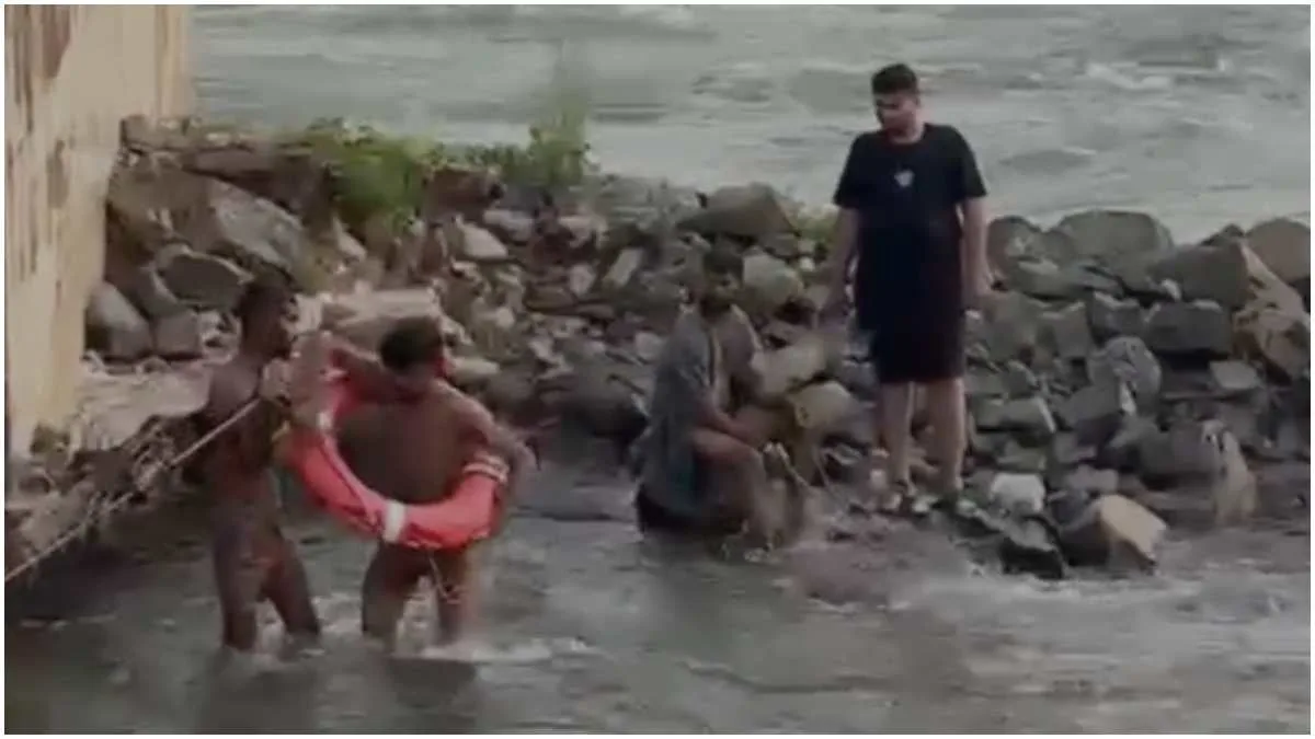 नर्मदा में अचानक बढ़ा पानी, रेलवे पुल के पास फंसे इंदौर के चार युवक सुरक्षित निकाले