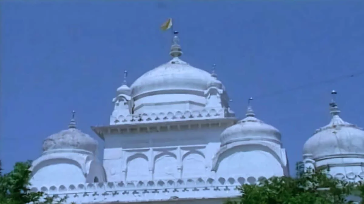 जबलपुर का लक्ष्मी नारायण स्वामी मंदिर: एक ही परिसर में मां नर्मदा और 13 शिवलिंग के दर्शन