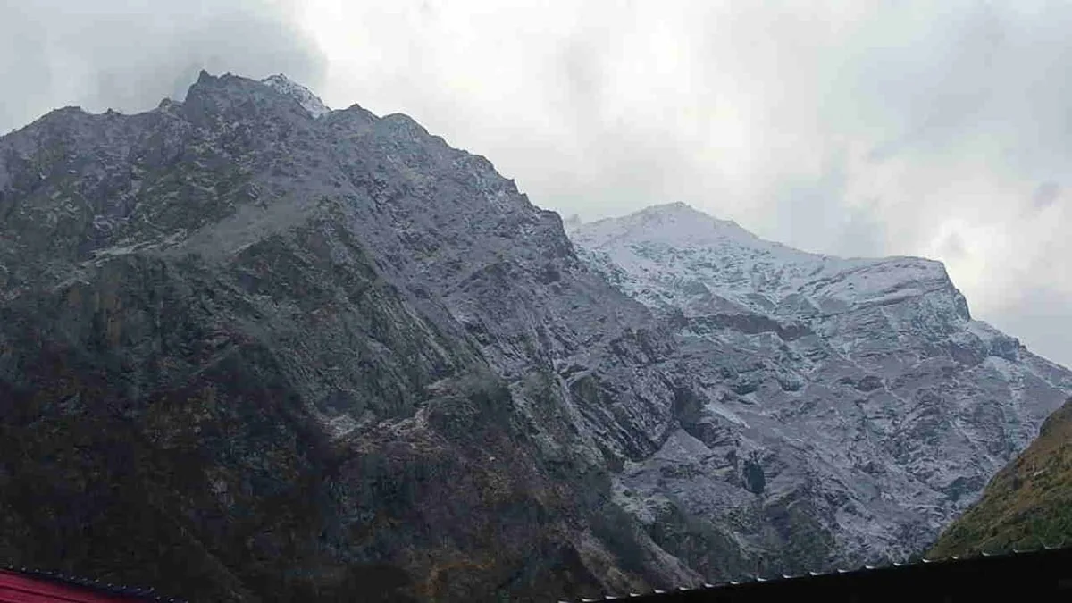 बदरीनाथ की चोटियों पर बर्फबारी, पहाड़ों में फिर बढ़ी ठिठुरन