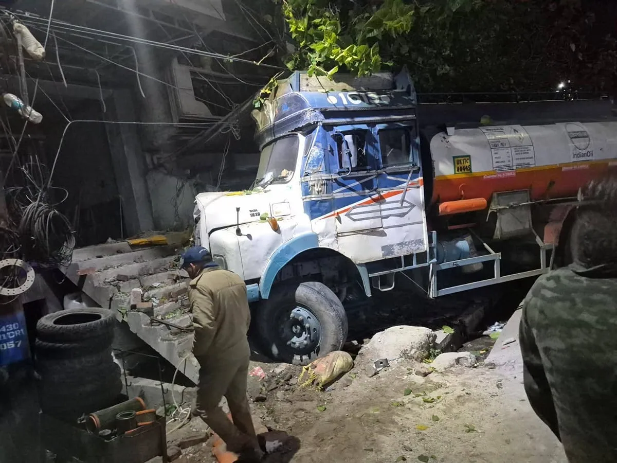 श्रीनगर में बेकाबू तेल टैंकर क्लीनिक में घुसा, खाली होने से टला बड़ा हादसा