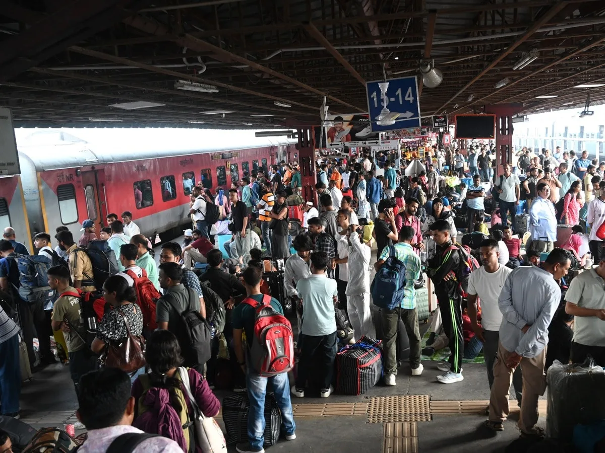 दुर्गा पूजा पर हावड़ा-सियालदह रूट पर 67 अतिरिक्त लोकल, देर रात तक मिलेगी ट्रेन