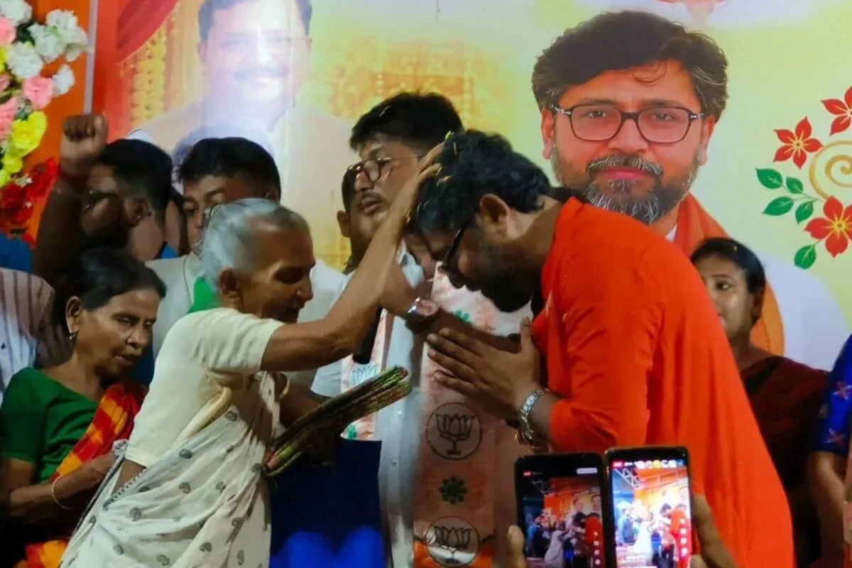मेमारी में बुजुर्ग और दिव्यांग बने दुर्गा पूजा के 'वीआईपी', विधायक ने जारी किए खास पास
