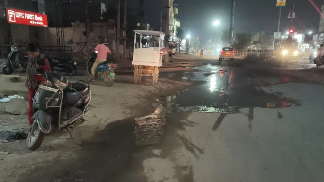 एक माह से मुख्य बनाड़ रोड पर बह रहा हजारों लीटर पानी, PHED अधिकारियों की कार्यशैली पर उठे सवाल